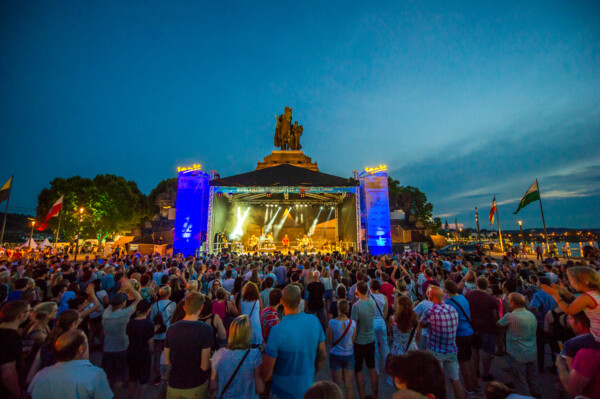 Bühne am Deutschen Eck während des Koblenzer Sommerfestes zu "Rhein in Flammen" ©Koblenz-Touristik GmbH, Artur Lik