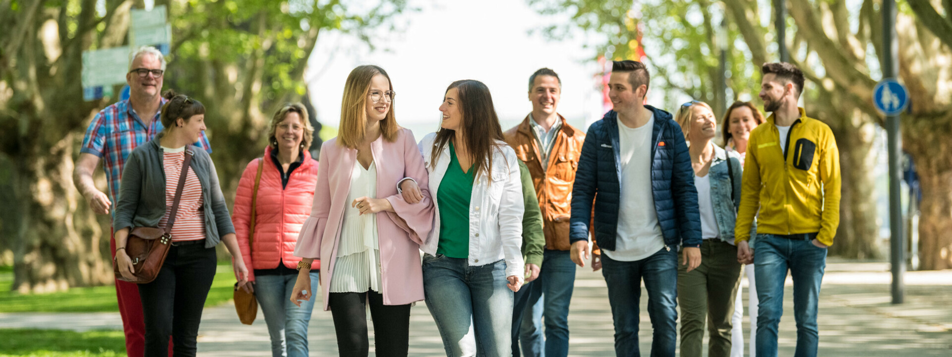 Reisegruppe spaziert auf dem Fußweg der Rheinanlagen in Koblenz ©Koblenz-Touristik GmbH, Dominik Ketz