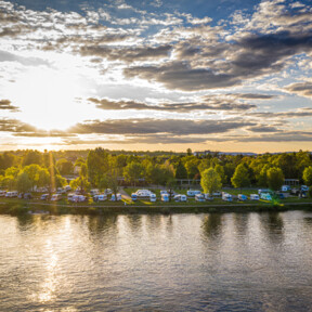 Blick auf dem Campingplatz in Koblenz-Lützel bei Abenddämmerung mit dem Rhein in Vordergrund © Koblenz-Touristik GmbH, Dominik Ketz