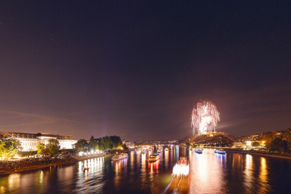 Feuerwerke von Rhein in Flammen mit beleuchteten Schiffen auf dem Rhein und Zuschauer am Rheinufer ©DZT