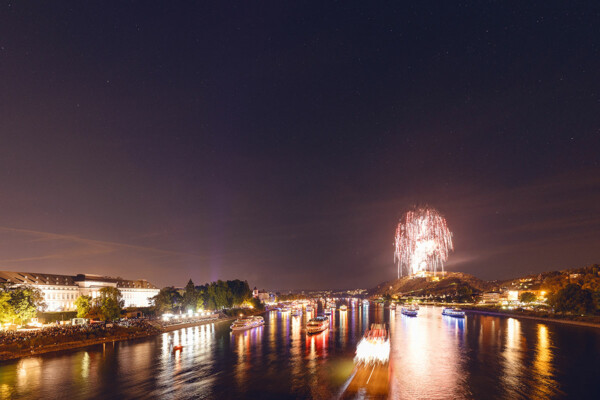 Feuerwerke von Rhein in Flammen mit beleuchteten Schiffen auf dem Rhein und Zuschauer am Rheinufer ©DZT Feuerwerke von Rhein in Flammen mit beleuchteten Schiffen auf dem Rhein und Zuschauer am Rheinufer ©DZT
