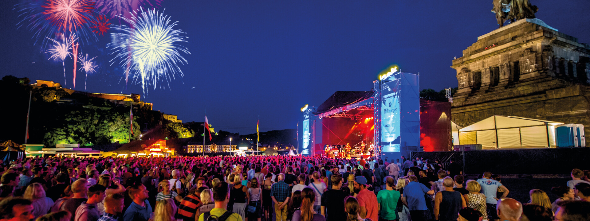 © Koblenz-Touristik GmbH, Artur Lik Konzert am Deutschen Eck während Sommerfest zu Rhein in Flammen mit Feuerwerken im Hintergrund © Koblenz-Touristik GmbH, Artur Lik
