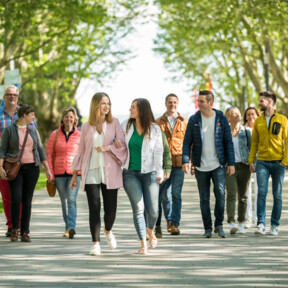 Reisegruppe spaziert auf dem Fußweg der Rheinanlagen in Koblenz © Koblenz-Touristik GmbH, Dominik Ketz