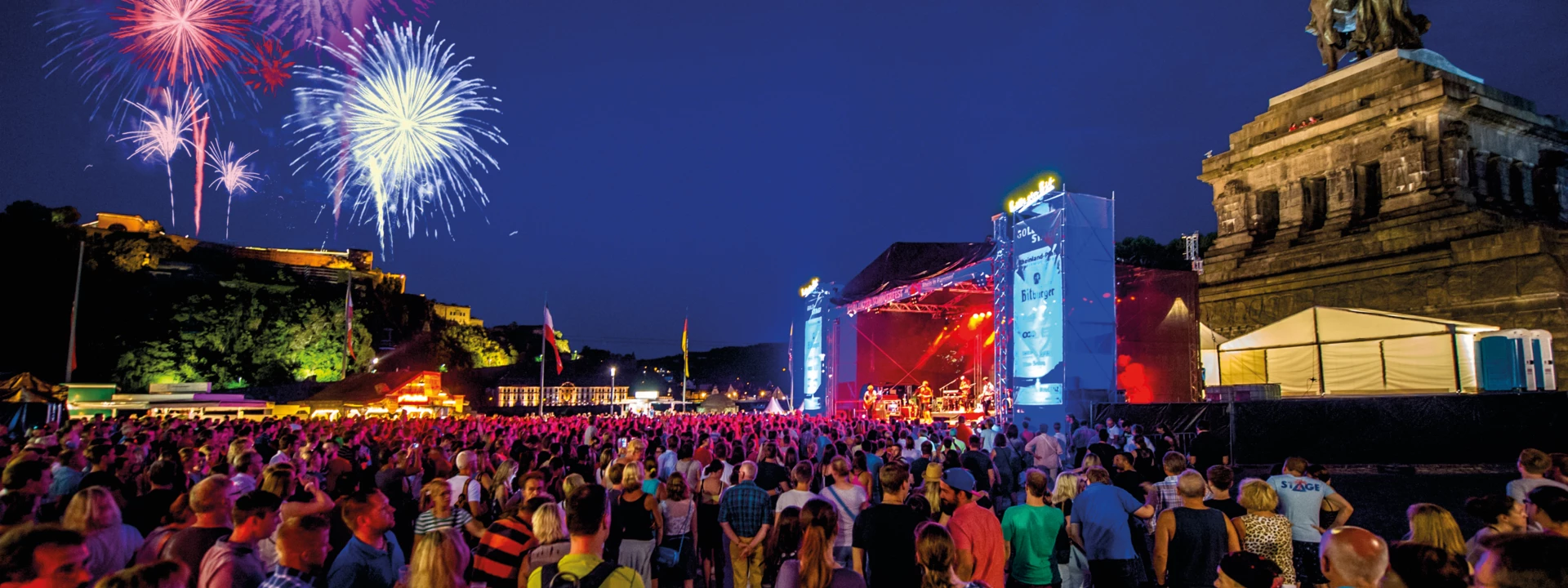 Konzert am Deutschen Eck während Sommerfest zu Rhein in Flammen mit Feuerwerken im Hintergrund ©Koblenz-Touristik GmbH, Artur Lik