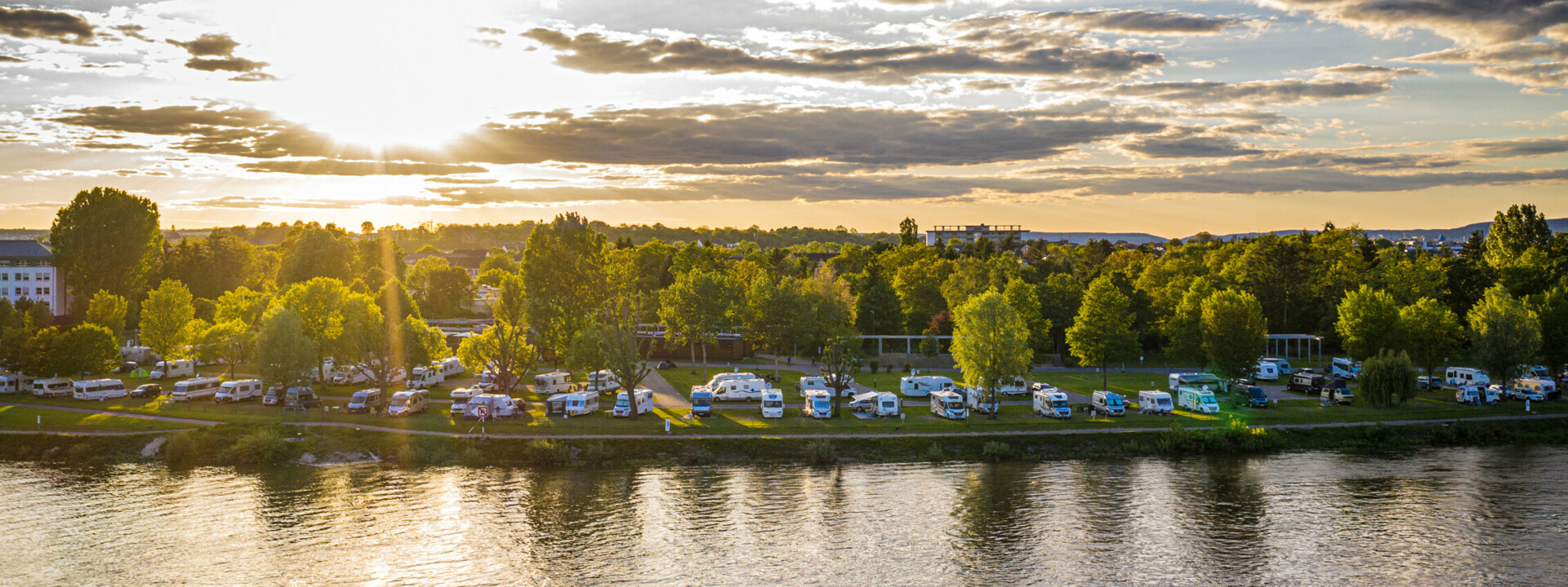 Blick auf dem Campingplatz in Koblenz-Lützel bei Abenddämmerung mit dem Rhein in Vordergrund © Koblenz-Touristik GmbH, Dominik Ketz